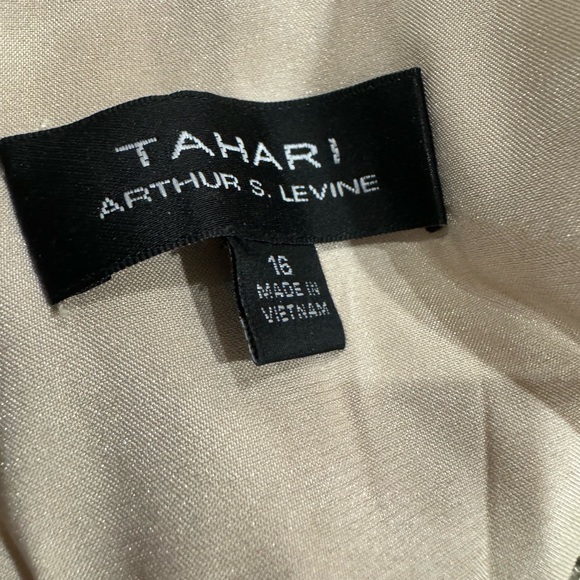 Beautiful navy blue formal gown. - Picture 4 of 5